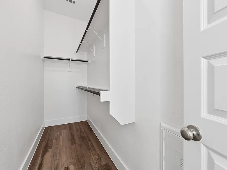 Walk-in Closet Walk-in Closet