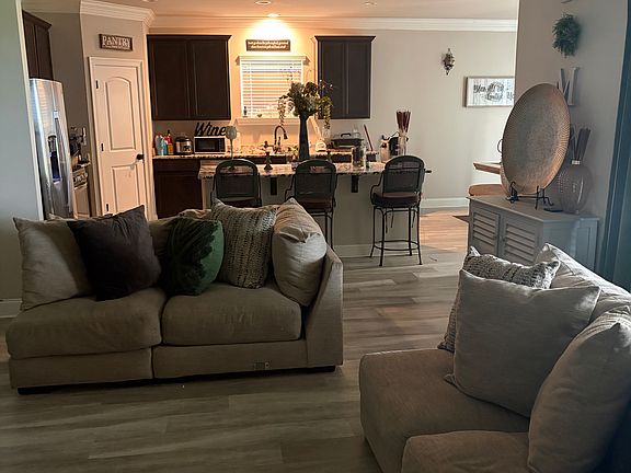 4th image of 278 King George Dr