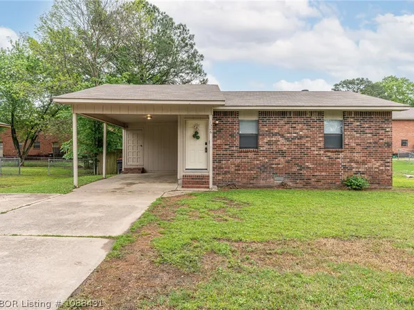 1326 Bon Air St, Van Buren, AR 72956