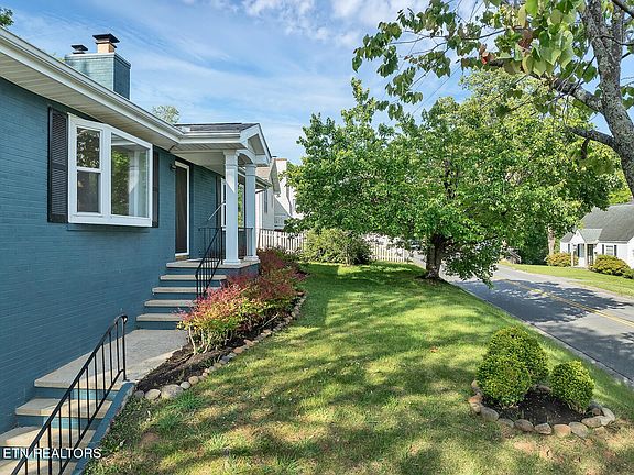 3rd image of 1223 Everett Ave