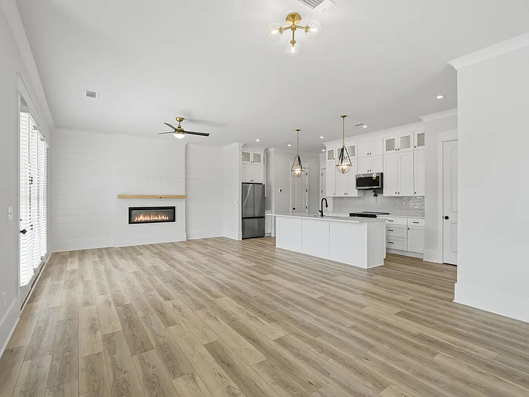 331 Orchid St — Photo 3