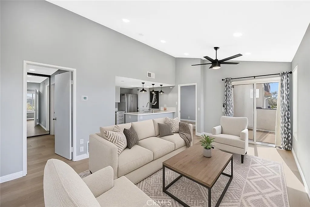 2 bed, 693 sqft, $3,250 — Photo 1