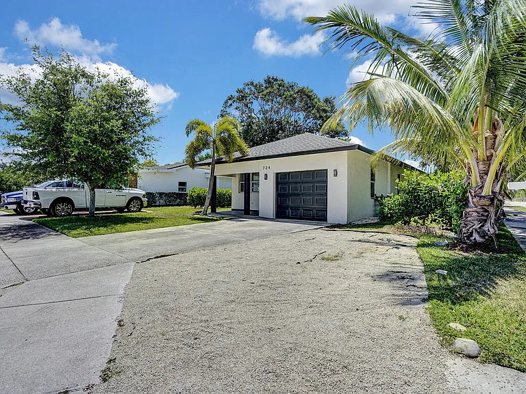 724 SW 9th St — Photo 8
