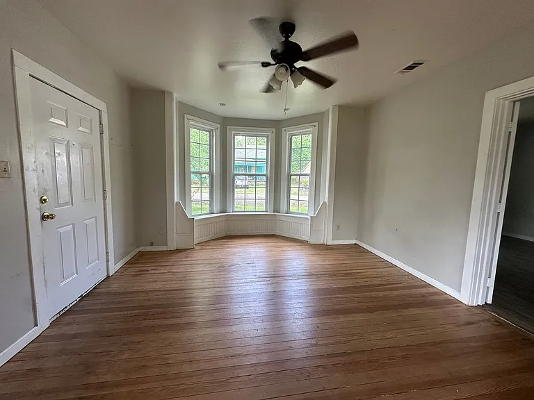 410 Avenue 1 NE — Photo 2