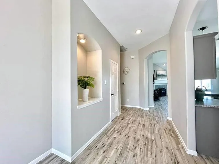 2526 Lake Dale Ln — Photo 4