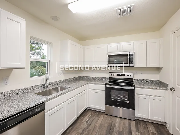 954 Pilgrim St E — Photo 3