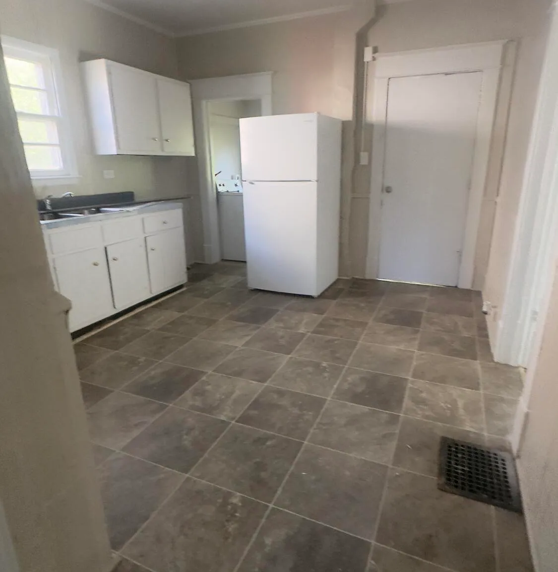 3 bed, 1.0 bath, 1420 sqft, $1,150 — Photo 3