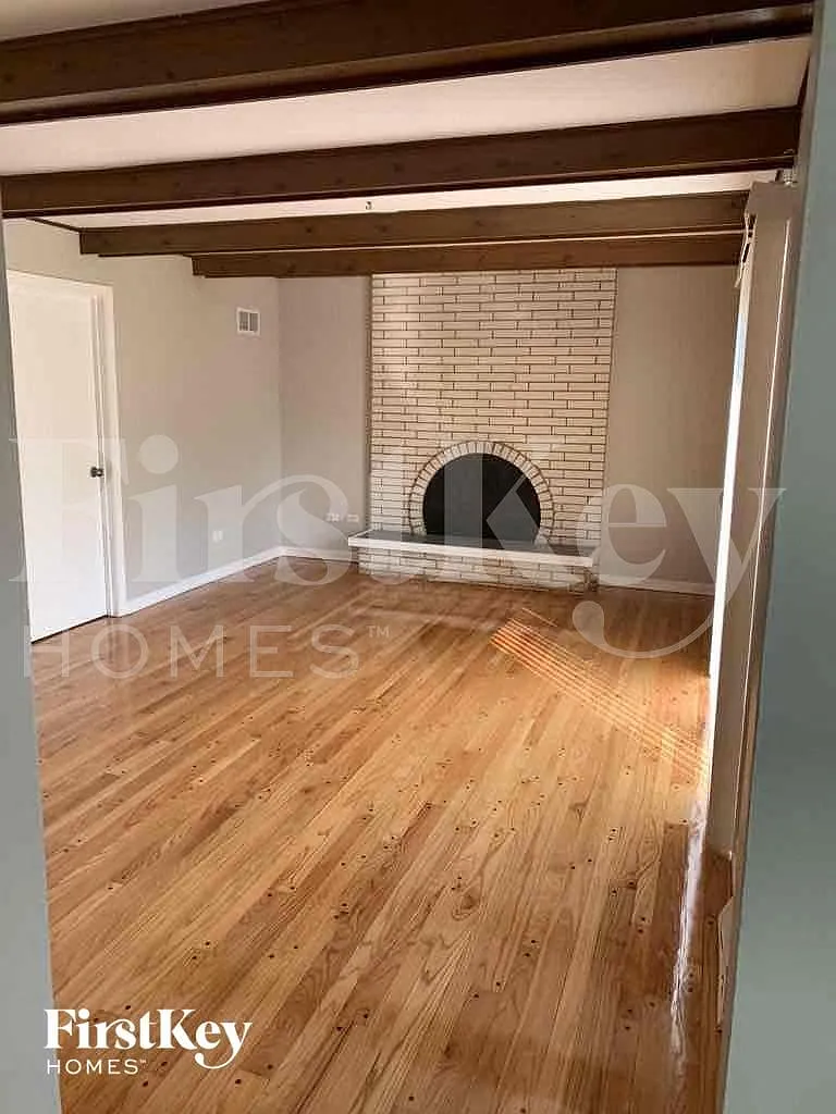 5 bed, 2.5 bath, 2760 sqft, $3,905 — Photo 4
