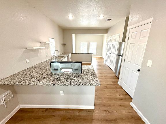 5th image of 2422 W Commerce St #4