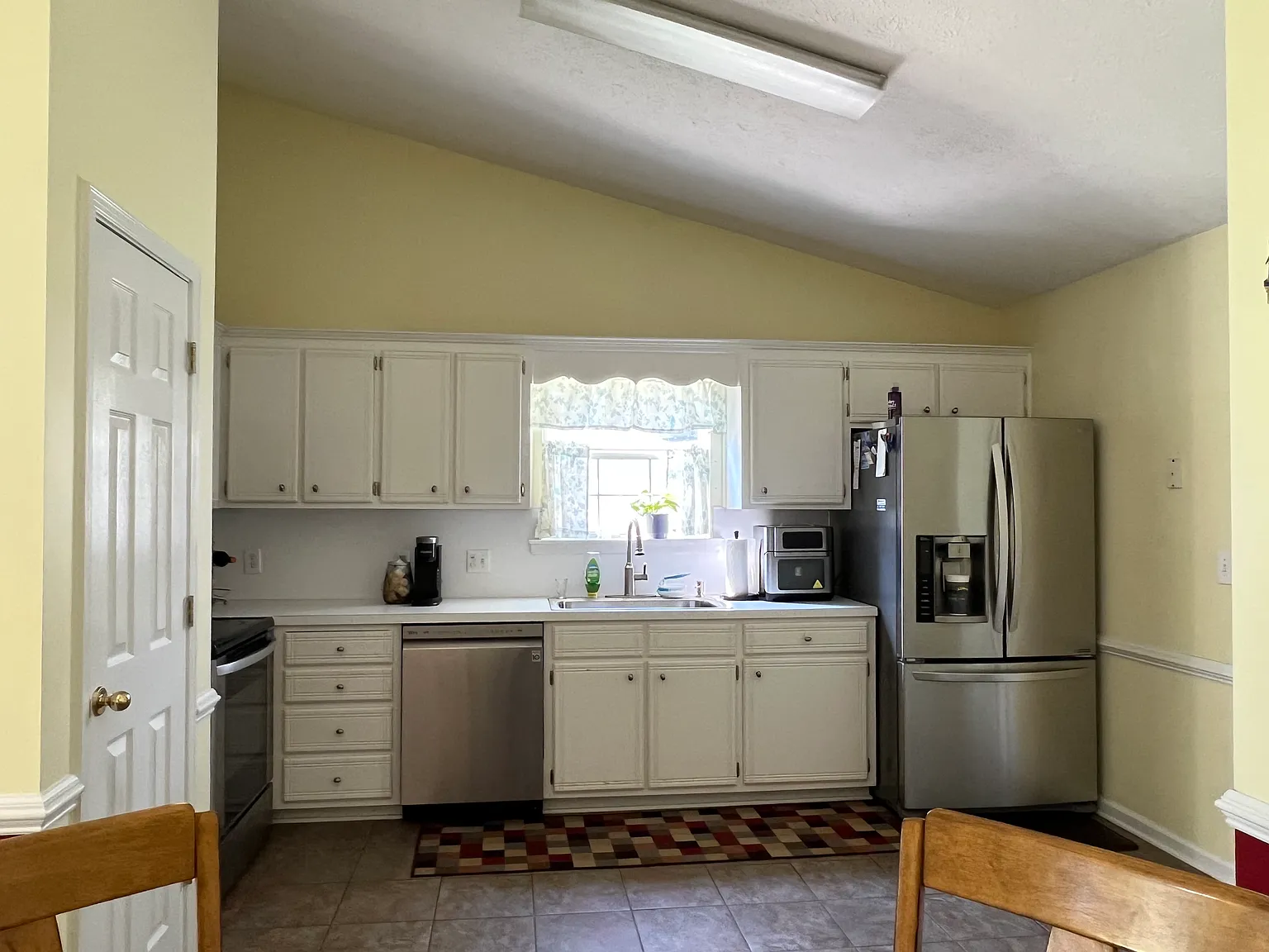 2 bed, 1.5 bath, 1200 sqft, $1,400 — Photo 3