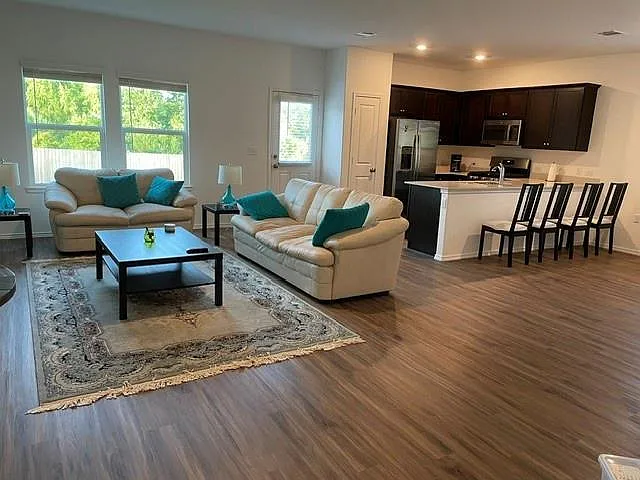 4 bed, 2.5 bath, 1984 sqft, $2,099 — Photo 4