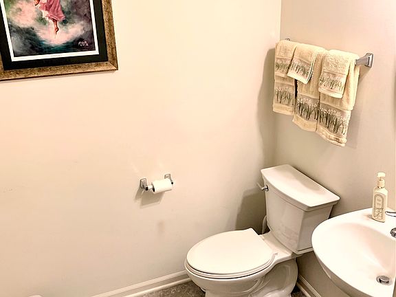 4th image of 806 Shortwood Dr