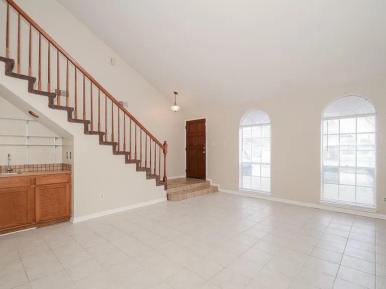 1722 Foxlake Dr — Photo 2