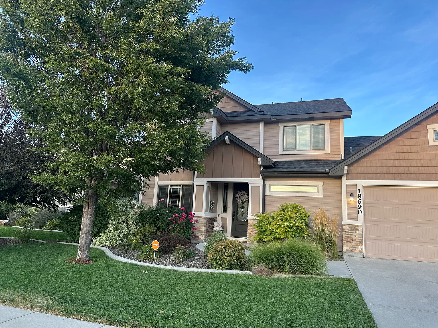 5 bed, 2.5 bath, 2585 sqft, $2,600 — Photo 1
