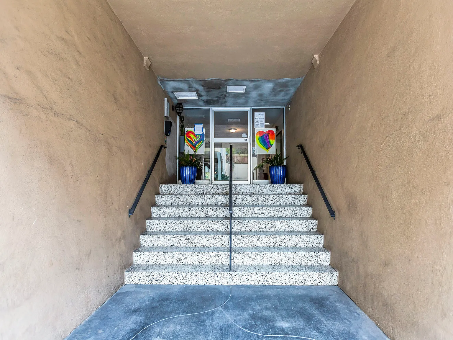 10 Glendale — Photo 3