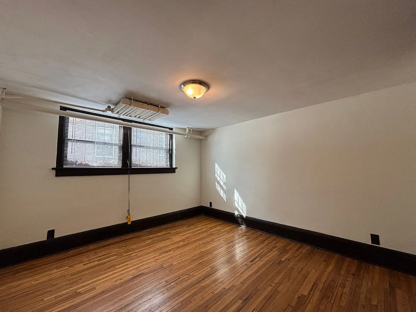 1091 Goodrich Ave — Photo 3