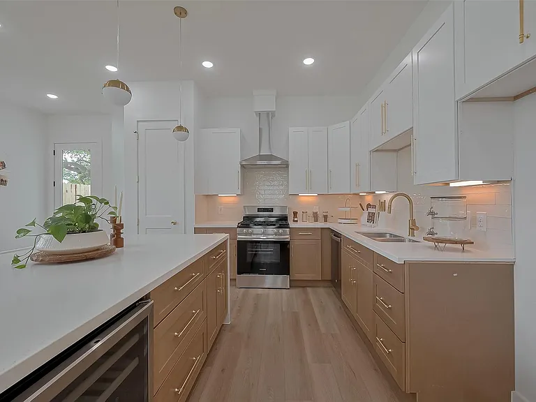 776 Mansfield St — Photo 18