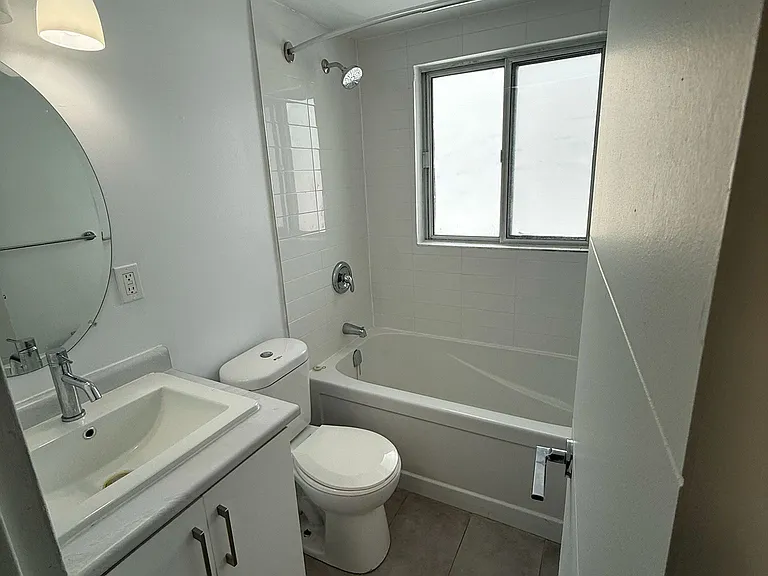 2352 Ottawa St — Photo 9