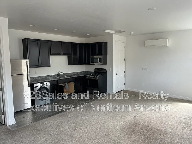 3 bed, 2.5 bath, 1996 sqft, $3,200 — Photo 3