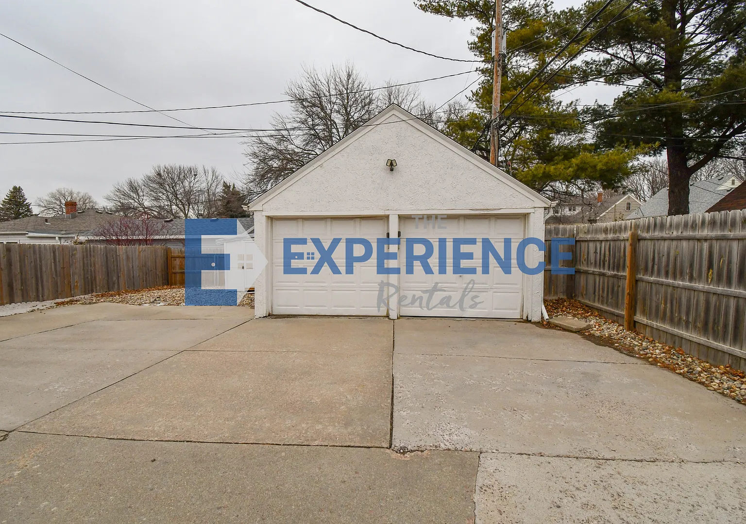 Stylish Furnished Duplex with Modern Finishes and Garage! Short-Term Available! — Photo 4