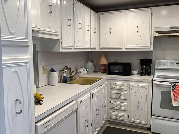 2nd image of 2300 NE 1st Lane #107