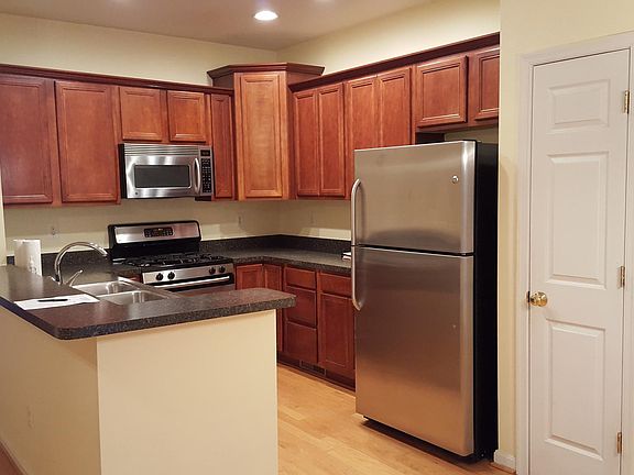 2nd image of 104 Breakers Edge Ct