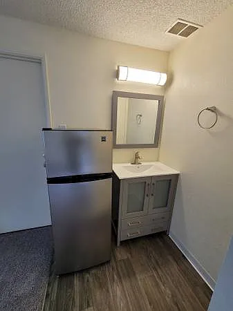Colony Studios & Apts — Photo 9
