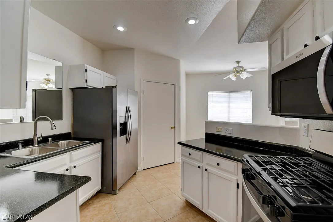 1 bed, 1.0 bath, 853 sqft, $1,274 — Photo 2