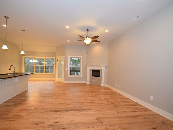 3rd image of 13 Kiswick Dr