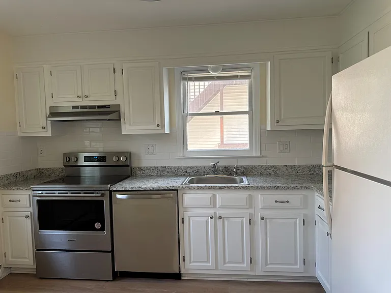 124 Stuart Ave #B — Photo 7