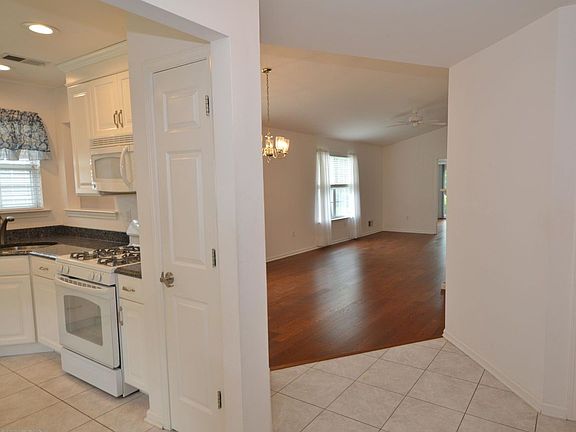 5th image of 2406 Torrington Dr