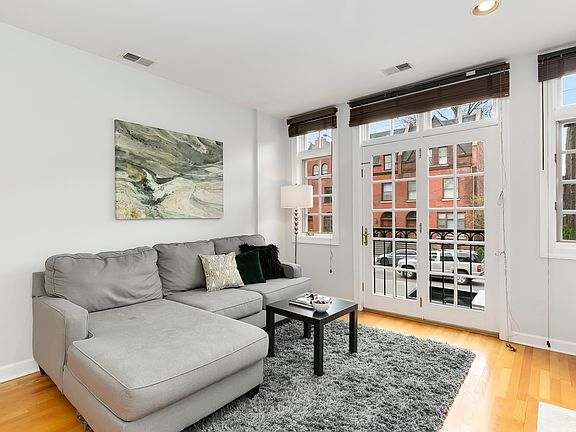 4th image of 912 W Fullerton Ave APT 2