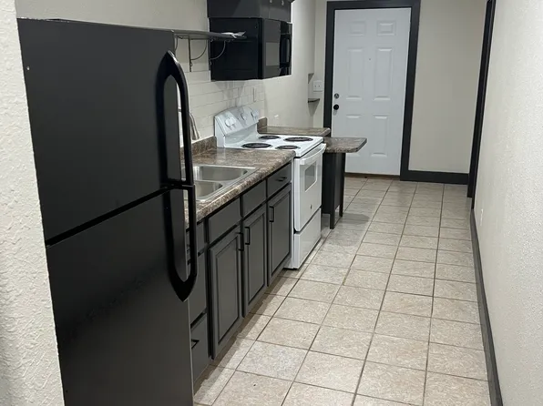 933 N Albert St APT D, Macomb, IL 61455