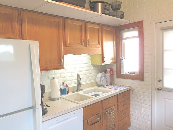 3rd image of 310 W Taylor Rd
