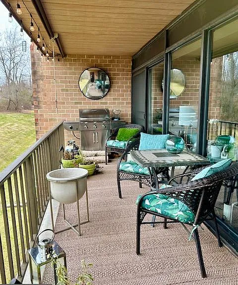 35 Hermitage Dr — Photo 1