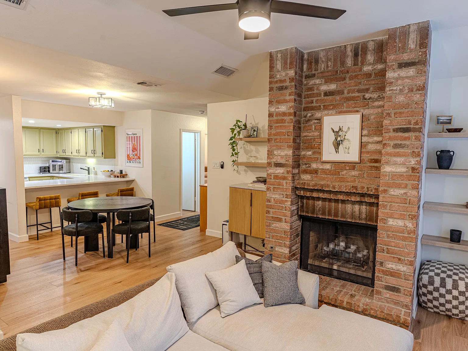 2 bed, 1064 sqft, $1,775 — Photo 2