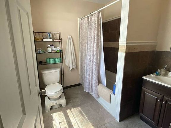 4th image of 422 Pine St Floor 1