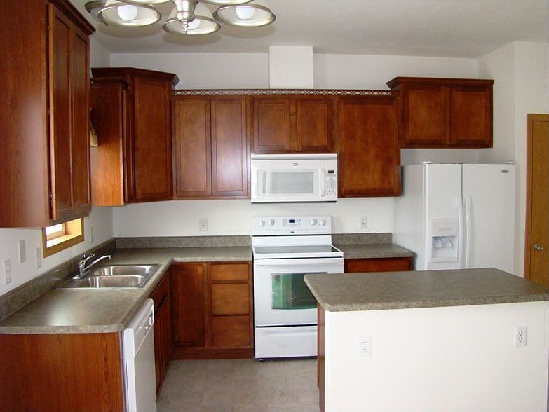 Island Kitchen, lots of cab, counters!