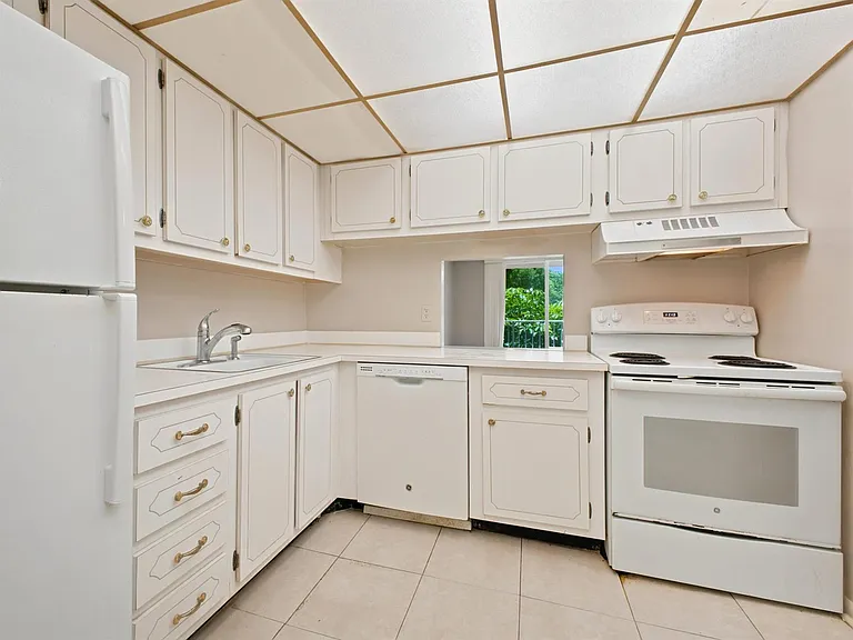 500 Executive Center Dr #2M — Photo 7