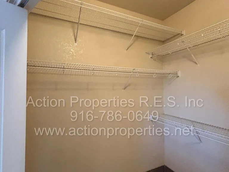 4726 Abbey Hl — Photo 33