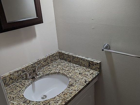5th image of 825 Cambridge Dr
