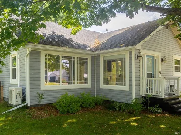 27 Hill St, Saint Stephen, NB E3L 1N6