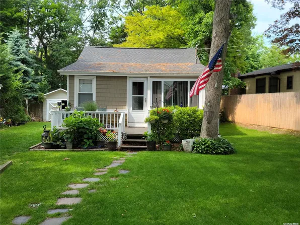 51 Maplewood Avenue, Selden, NY 11784