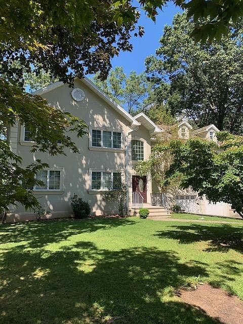 BEAUTIFUL STUCCO PLENTY OF WINDOWS