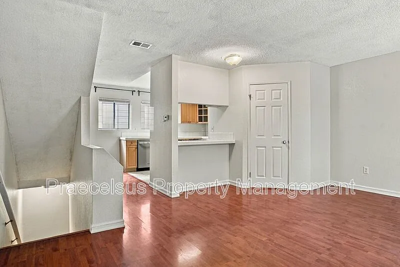 2 bed, 1.5 bath, 993 sqft, $2,300 — Photo 3