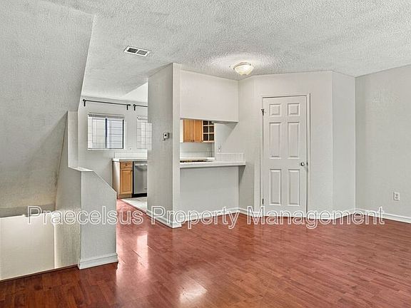 3rd image of 1465 Hemlock Ave