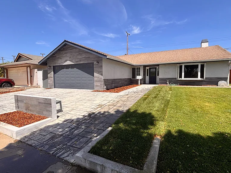 16542 Fountain Ln — Photo 2