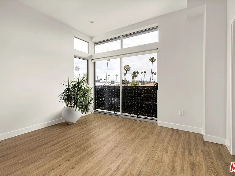 1434 1/2 S Sycamore Ave — Photo 15