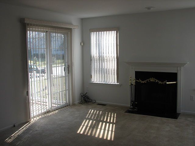 Living room w/ fireplace 