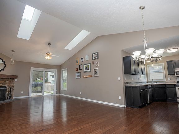 5th image of 309 Candlewick Dr NE